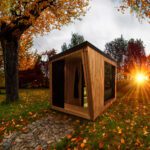 Venkovní sauna Tuliki z přírodního dřeva, ideální pro rodinu.