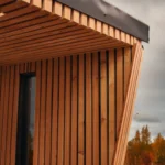 Sauna s hliníkovou střechou v tmavém odstínu